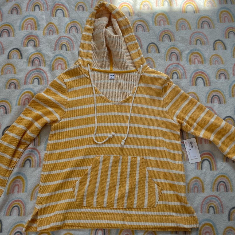 Cute yellow top!